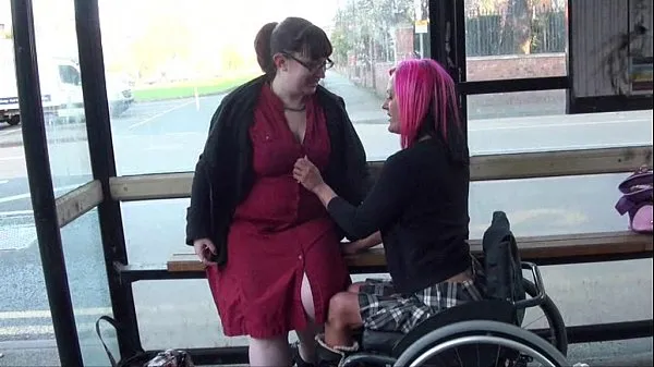 شاهد Leah Caprice and her lesbian lover flashing at a busstop مقاطع الطاقة