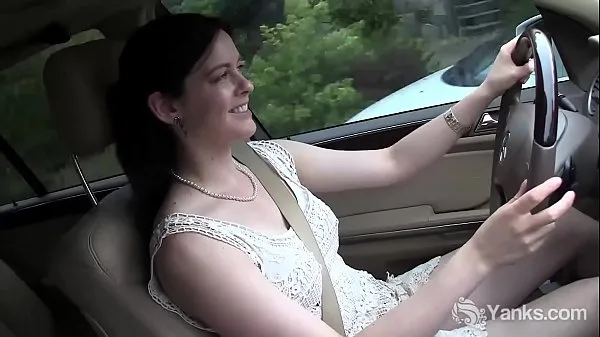 Pozrite si Yanks Cutie Savannah Sly Masturbates In The Car energetické klipy