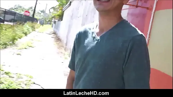 Assista a Hetero jovem espanhol latino Jock entrevistado por um cara gay na rua faz sexo com ele por dinheiro POV clipes de energia