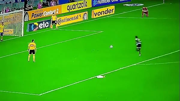 Titta på Fábio Santos players on penalties energiklipp