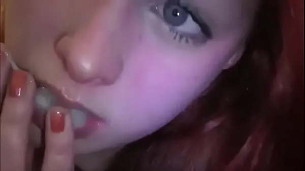 Se Married redhead playing with cum in her mouth energiklipp