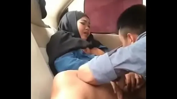 Παρακολουθήστε Hijab girl in car with boyfriend ενεργειακά κλιπ
