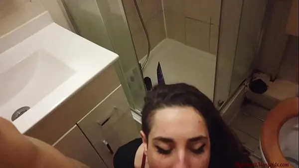 Pozrite si Jessica Get Court Sucking Two Cocks In To The Toilet At House Party!! Pov Anal Sex energetické klipy