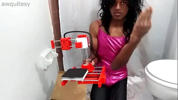Assista a Cute TS Femboy Sissy Trap Unboxes Impressora 3D em Collants de maiô! Vídeo Sexy Nerdy Transgirl Babe SFW em POV Unbox clipes de energia