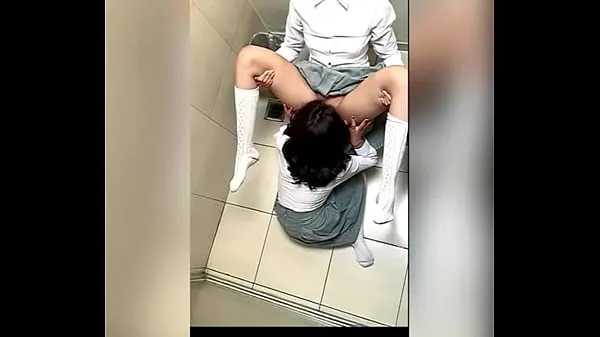 Посмотрите Две мексиканские студентки-лесбиянки касаются друг друга в школьной ванной и занимаются оральным сексом! Две возбужденные мексиканские лесбиянки-студентки в женском туалете ТРЕБУЮТСЯ СЕБЯэнергетические клипы