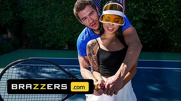Mira Xander Corvus) Massages (Gina Valentinas) Foot To Ease Her Pain They End Up Fucking - Brazzers clips de energía