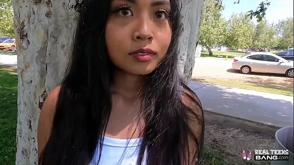 Obejrzyj Real Teens - Chesty Asian Luna Mills Does Her First Porn Casting klipy energetyczne