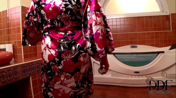 Посмотрите Sandra Boobies сосет член в ванне и получает сперму на ее кувшиныэнергетические клипы
