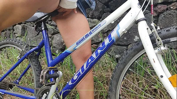 Bekijk Student Girl Riding Bicycle&Masturbating On It After Classes In Public Park energieclips