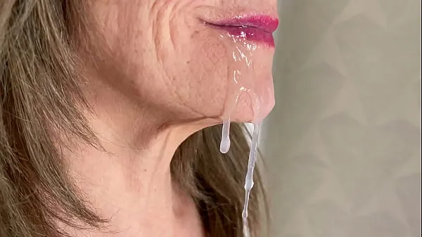 Sehen Sie sich Milf Oma Deepthroat Tabu Sperma im Mund Abfluss Bälle Saugen Bälle FetischEnergieclips an