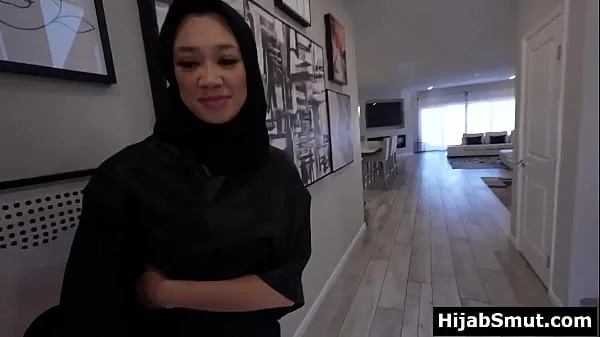 Tonton Muslim girl in hijab asks for a sex lesson Klip tenaga