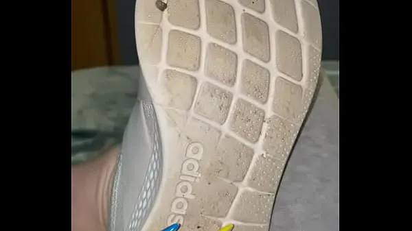 观看 Stinky soles in addidas shoes 能源剪辑 