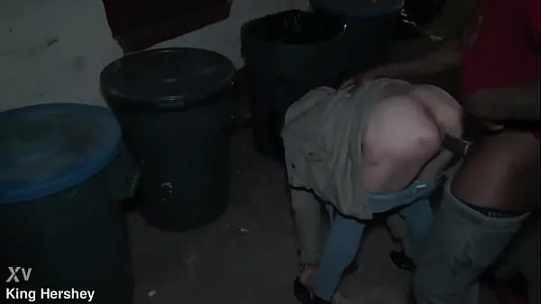 Katso Fucking this prostitute next to the dumpster in a alleyway we got caught energialeikkeitä