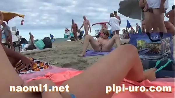 Tonton girl masturbate on beach Klip tenaga