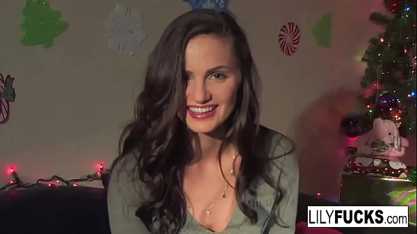 Mira Lily nos cuenta sus cachondos deseos navideños antes de satisfacerse en ambos agujeros clips de energía