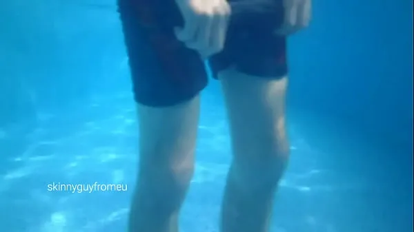 Посмотрите Худенький мальчик купается обнаженным в открытом бассейнеэнергетические клипы