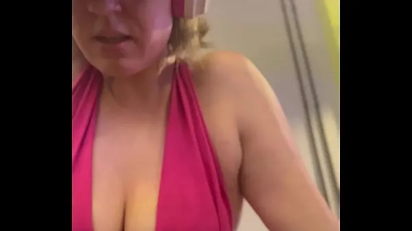 Se Wow, my training at the gym left me very sweaty and even my pussy leaked, I was embarrassed because I was so horny energiklipp