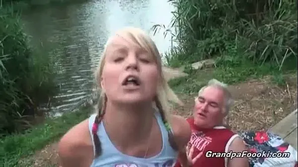 Podívejte se na Gorgeous blonde rides dick on the river shore energetické klipy