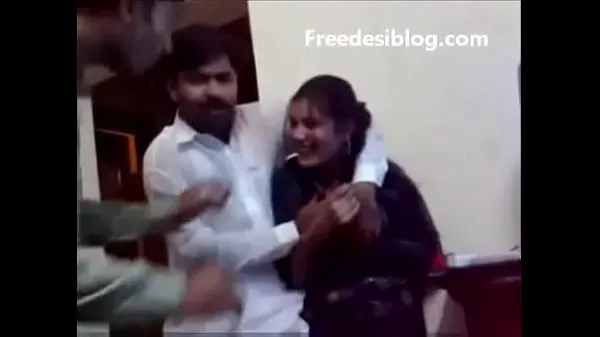 Pakistani Desi girl and boy enjoy in hostel room Enerji Kliplerini izleyin